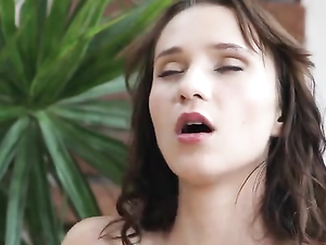 Teen In A Tee Shirt Masturbates Her Sexy Cunt